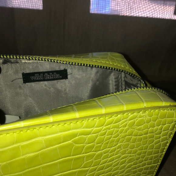 Small cross body neon green purse - Picture 3 of 3